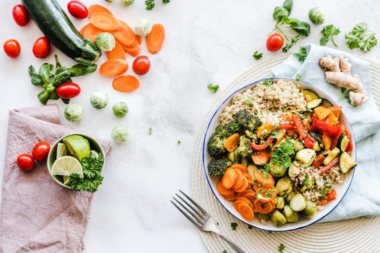 Voorbereide maaltijden voor meal preppen in bewaarbakjes, onderdeel van het starten met meal preppen