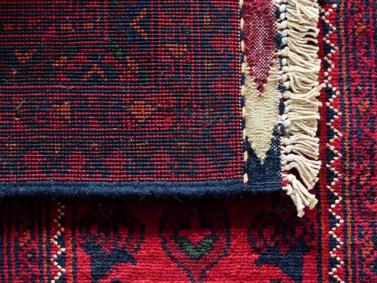 Over ons Diverse vloerbedekking in Uden toont traditionele tapijten en moderne laminaatvloeren voor interieurinspiratie